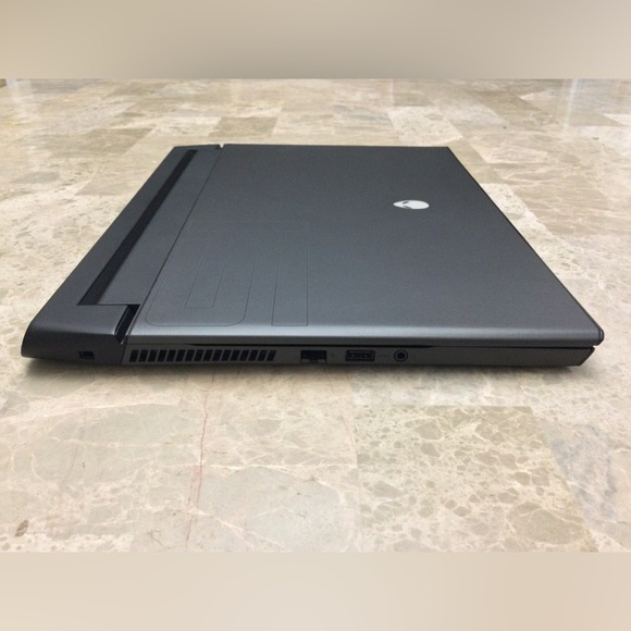 Alienware M15 R2 / GTX 1660 Ti / i5 9300H / 8GB RAM / 256GB SSD / Windows 11 Pro - Picture 6 of 10